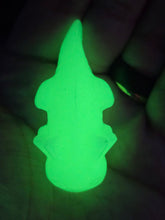 Load image into Gallery viewer, Glow in the dark Lizard carving