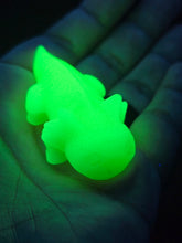 Load image into Gallery viewer, Glow in the dark Lizard carving