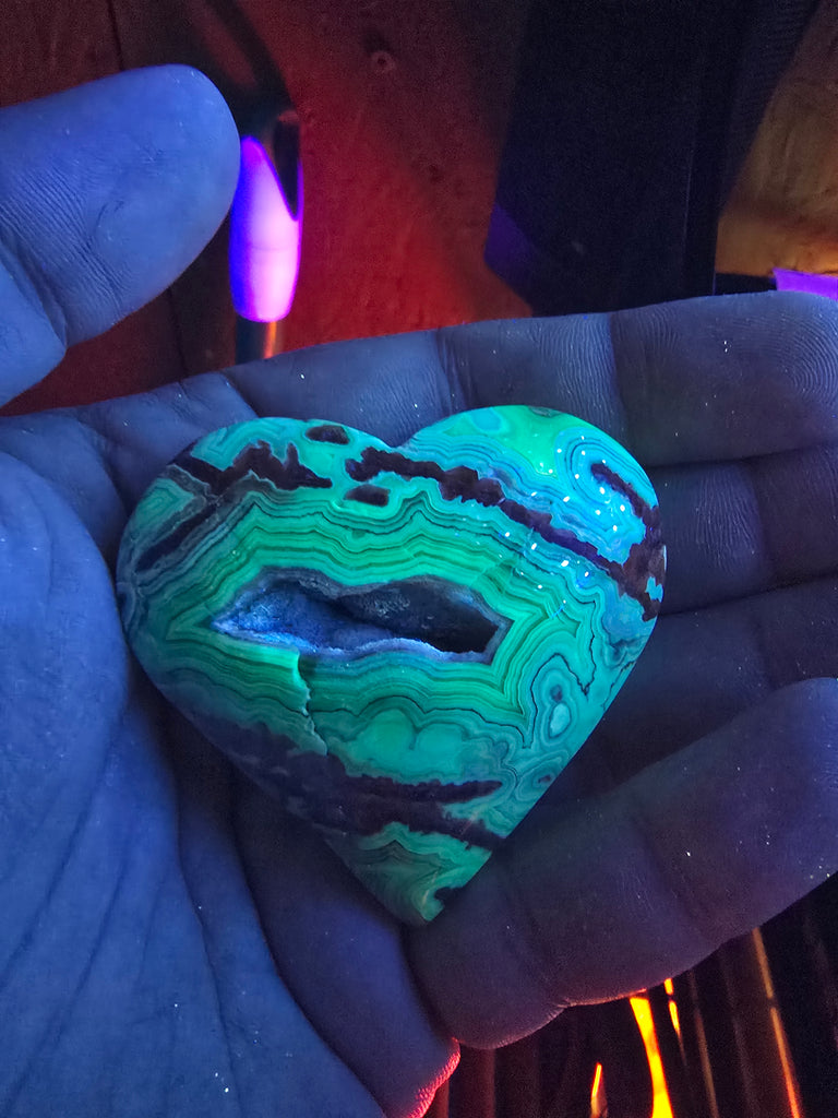 Crazy Lace Agate Hearts Shortwave 255nm UV reactive